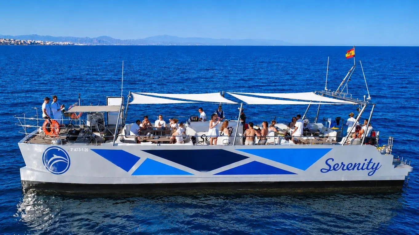 Catamarán Serenity navegando con gente a bordo