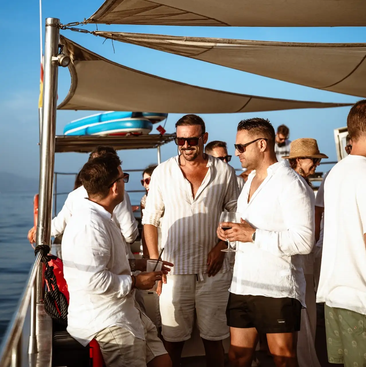 Grupo de personas socializando a bordo del catamarán Serenity