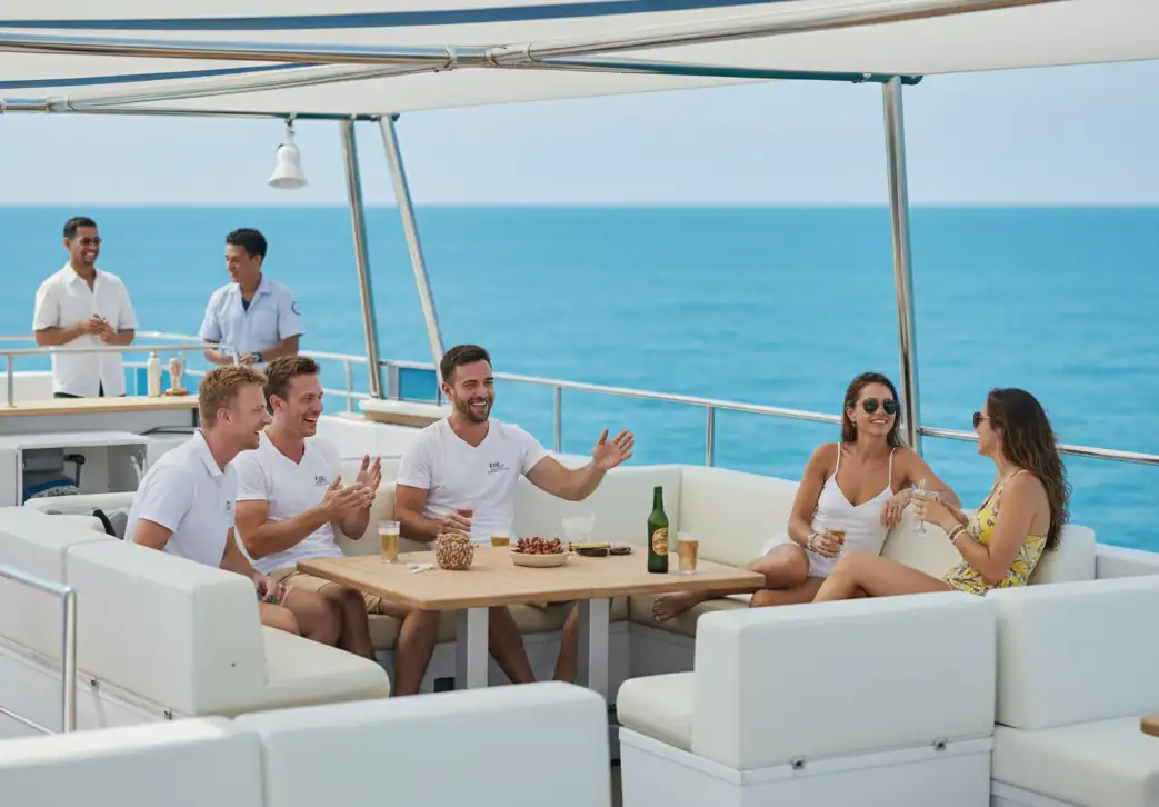 Grupo de personas socializando a bordo del catamarán Serenity