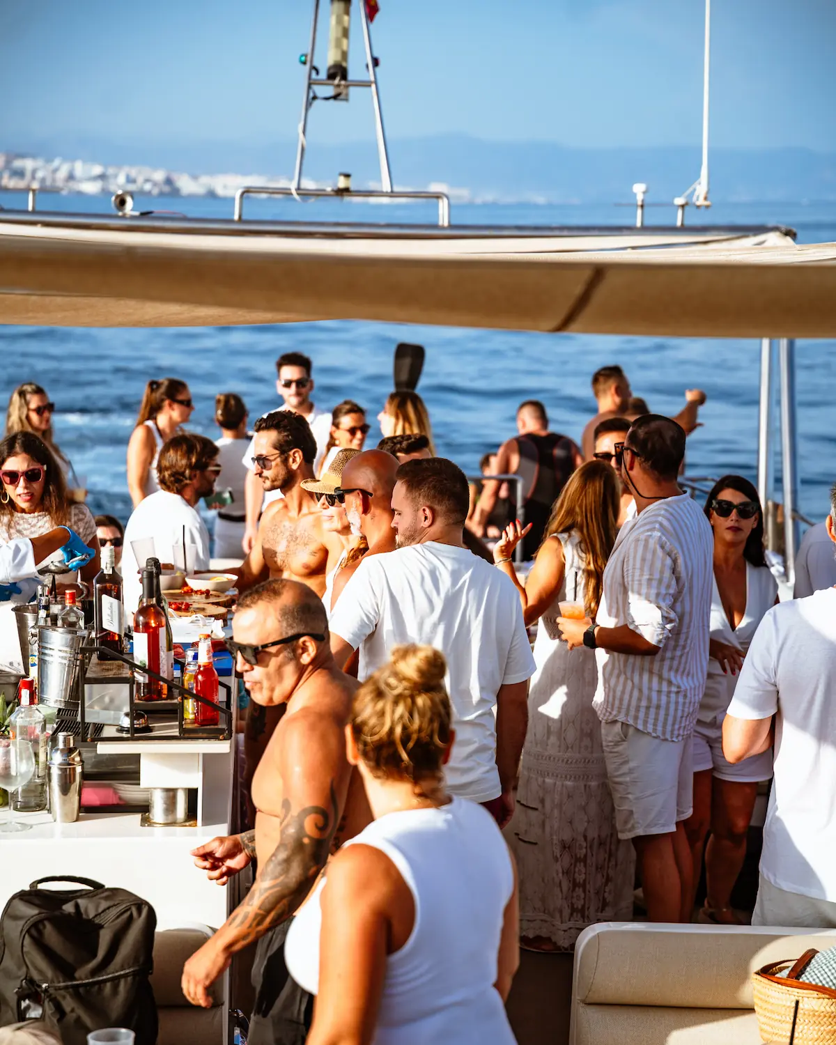 Grupo de gente a bordo del catamarán Serenity