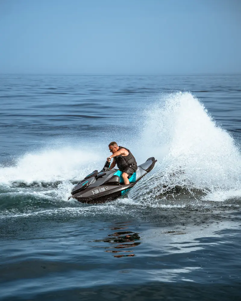Hombre montando en moto de agua