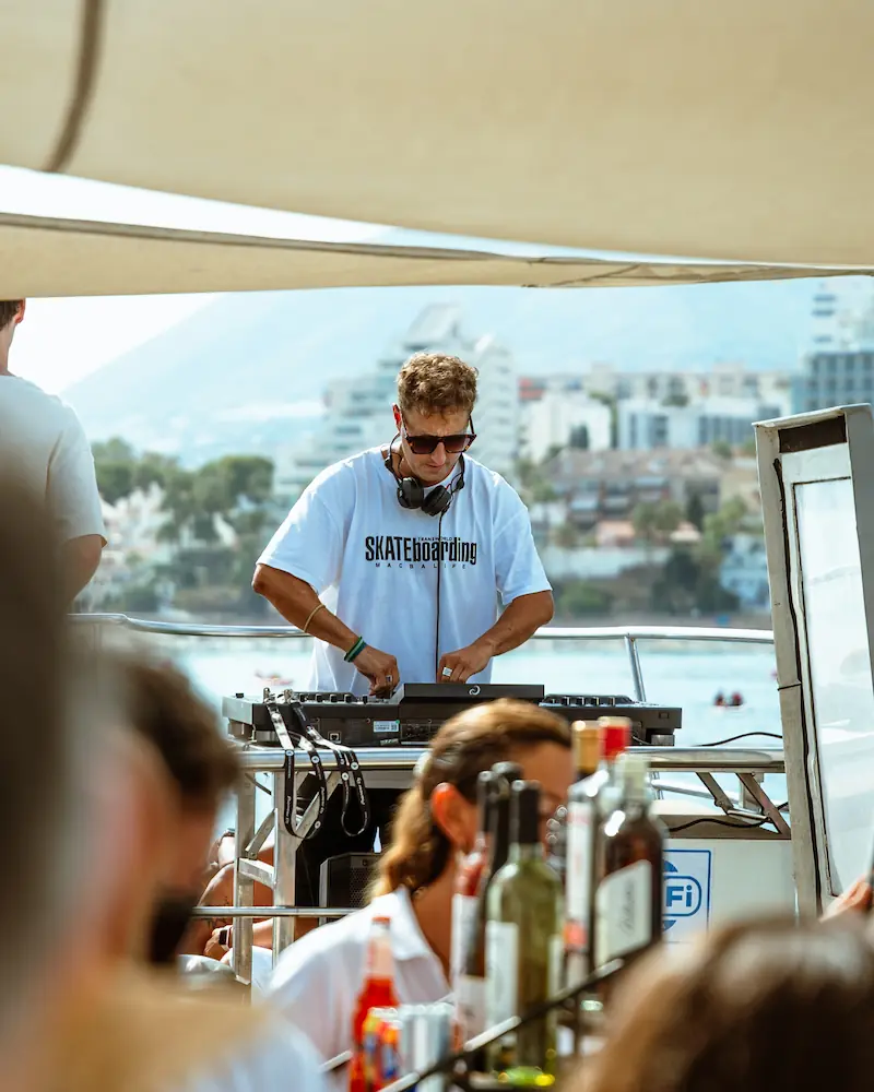 DJ a bordo del catamarán Serenity