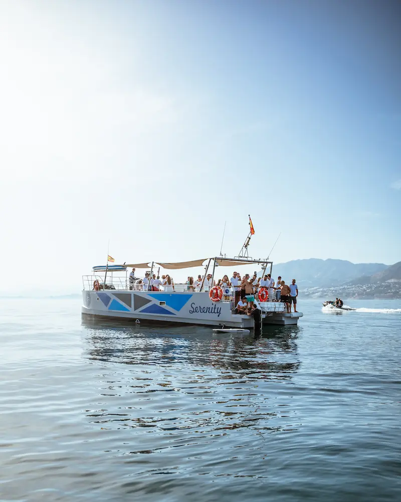 Catamarán Serenity navegando en el mar
