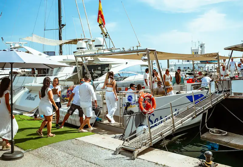 Gente subiendo a bordo del catamarán Serenity