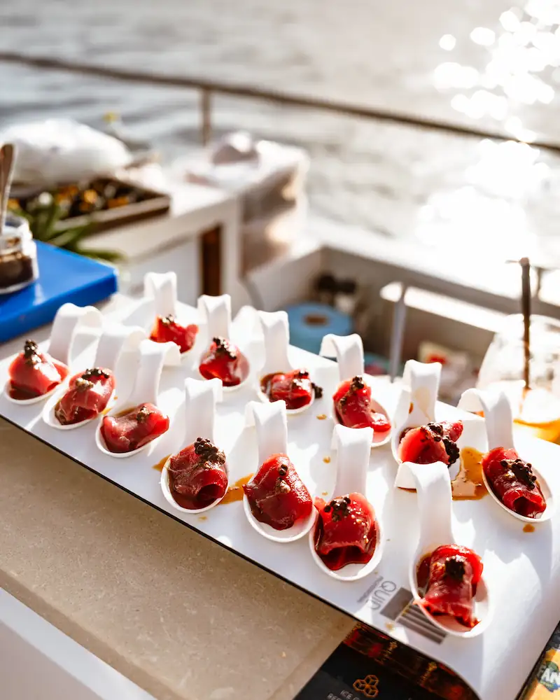 Tapas de tartar dispuestas sobre una bandeja a bordo del catamarán Serenity