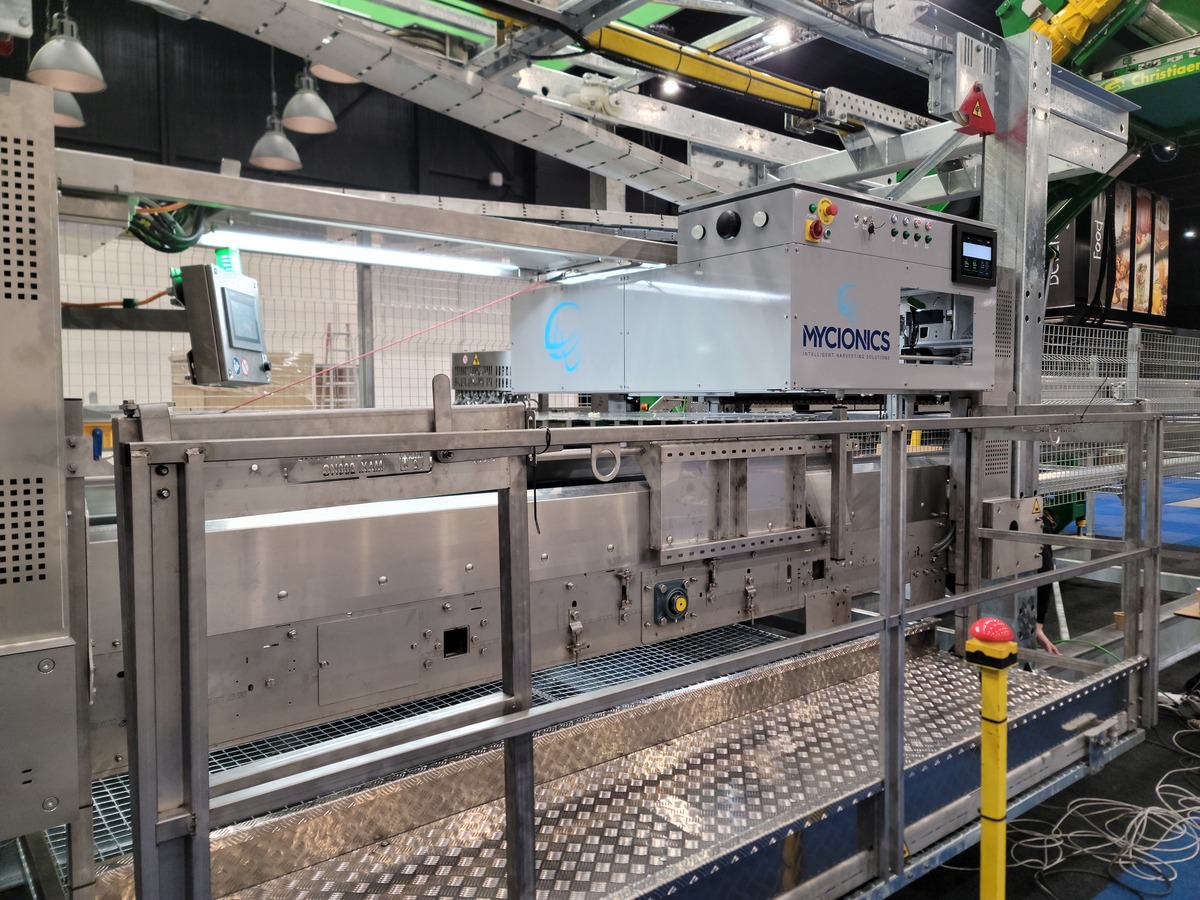 Mycionics robot on the Christiaens Drawer System