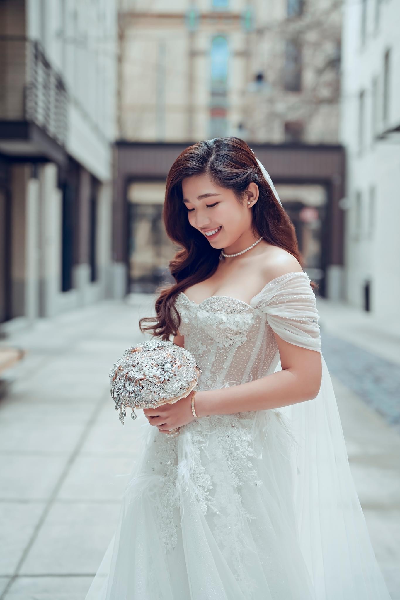 Natural beauty portrait with soft waves hairstyle outdoors