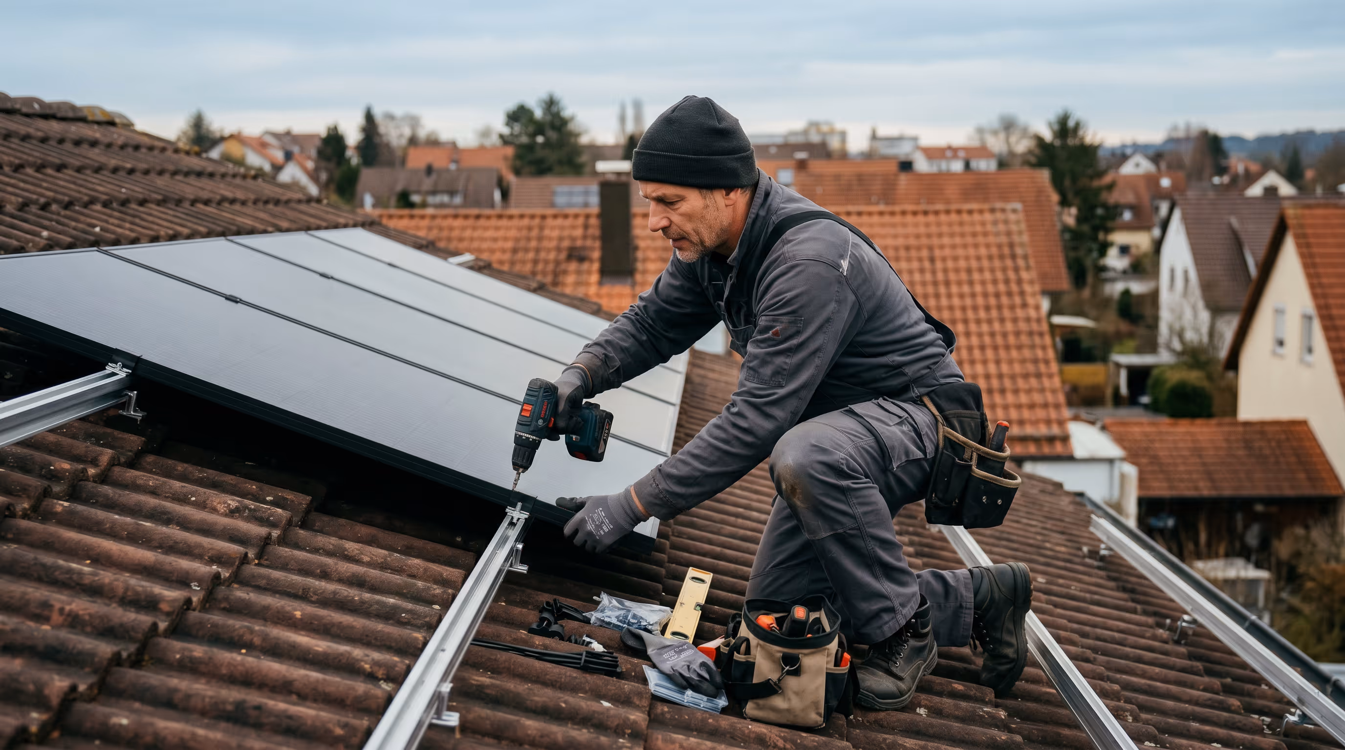 Solarteur installiert PV-Modul auf Dach