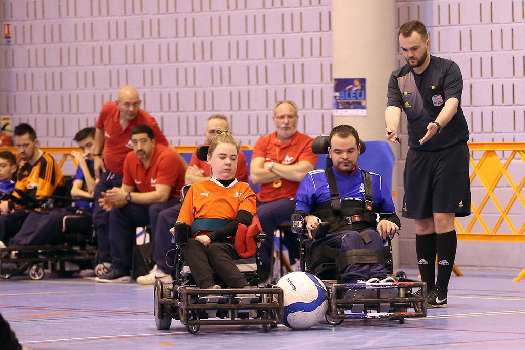 Personnes en situation de handicap jouant au handisport : foot-fauteuil électrique