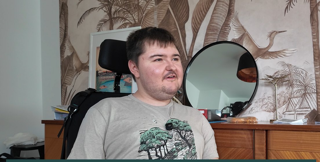 Hugo dans son appartement