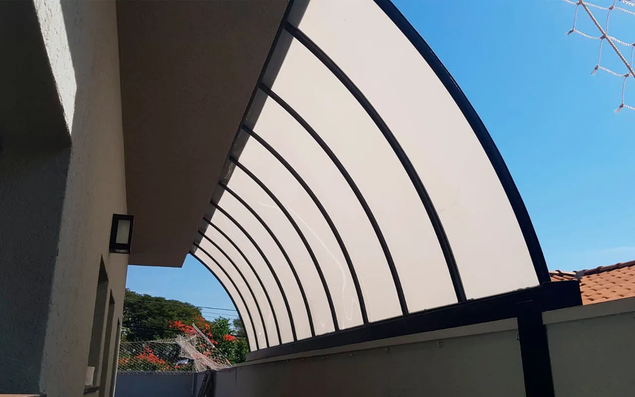 Cobertura fixa curva em policarbonato executada pela Miraflex