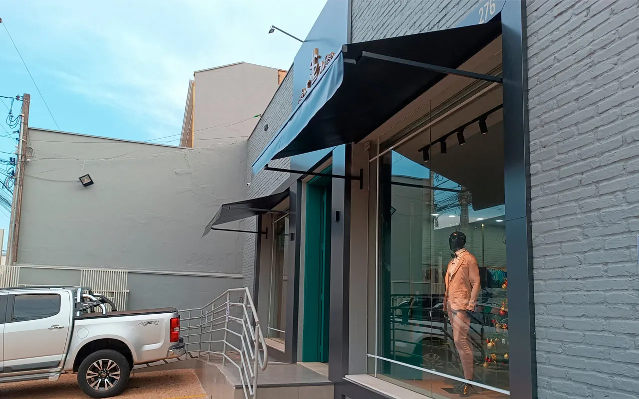 Toldo de fachada em ponto comercial, executado pela Miraflex