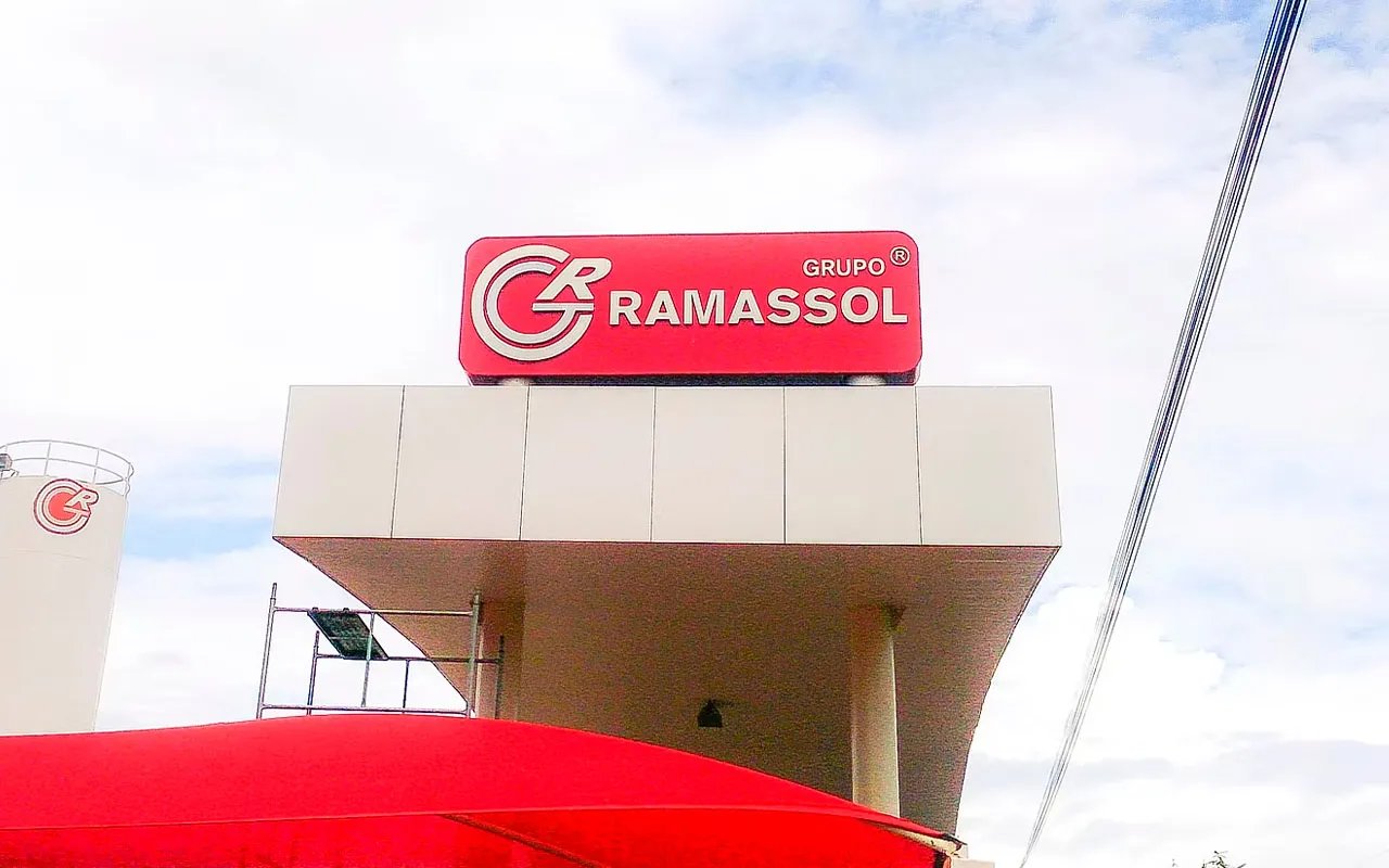 Fachada em ACM com letra caixa iluminada, executada pela Miraflex