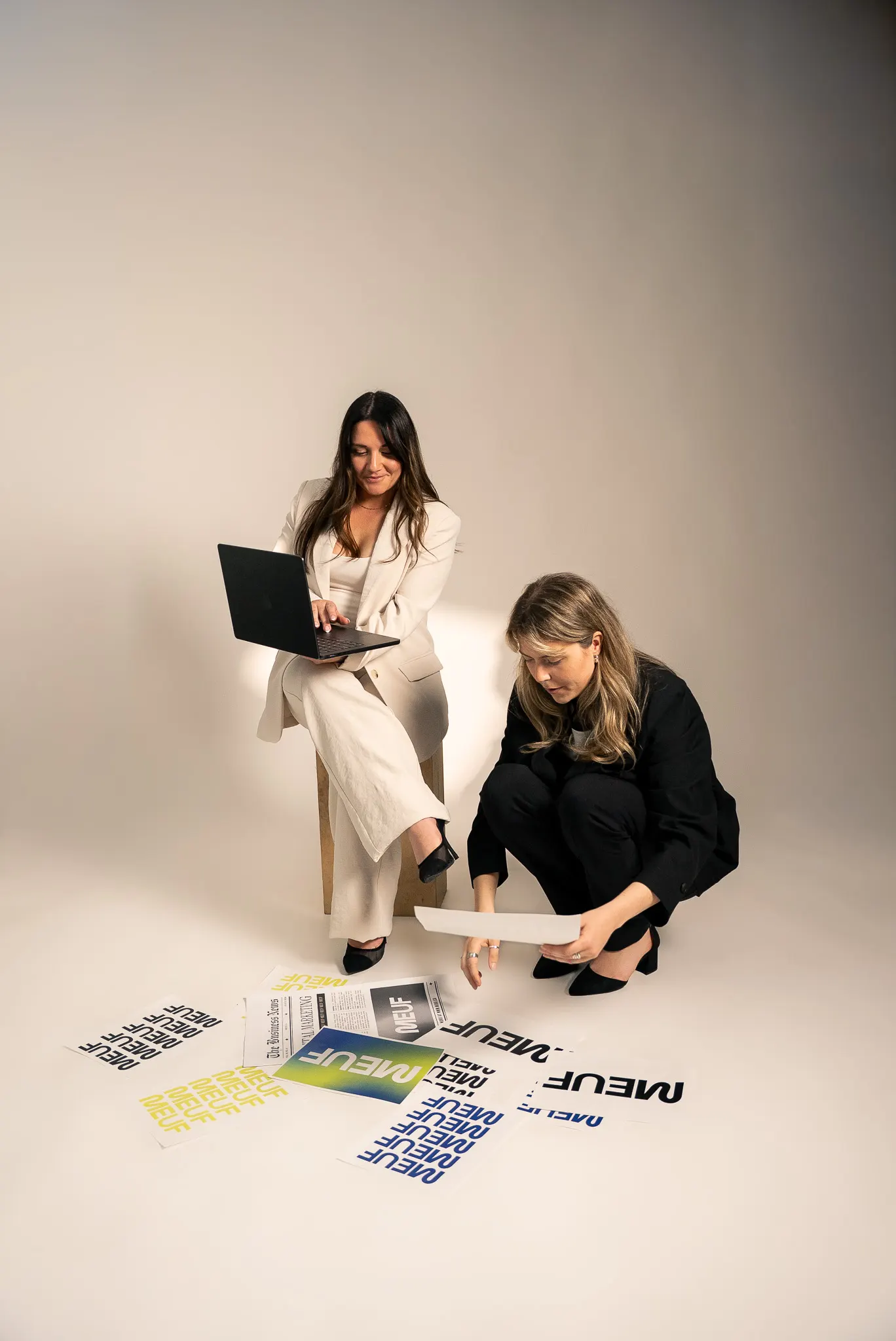 Frédérique et Marianne, cofondatrices de MEUF Marketing, travaillant en studio parmi des affiches de la marque