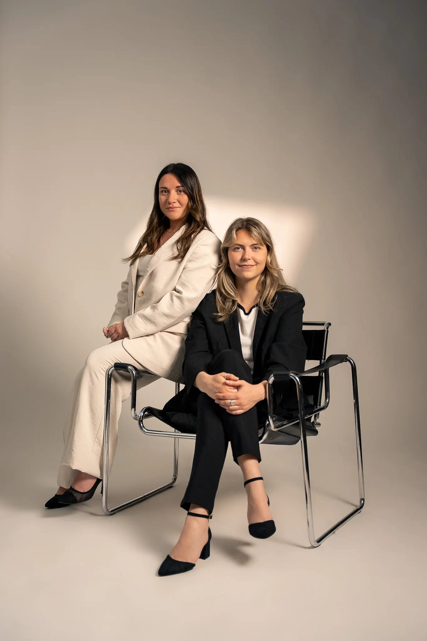 Frédérique et Marianne, cofondatrices de MEUF Marketing, assises côte à côte en studio