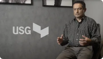 Fotografía en mosaico de un equipo de trabajo implementando soluciones tecnológicas en la empresa