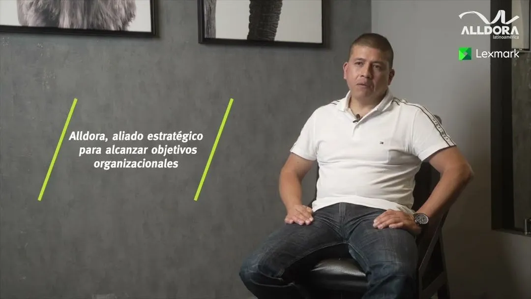 Fotografía en mosaico de un equipo de trabajo implementando soluciones tecnológicas en la empresa