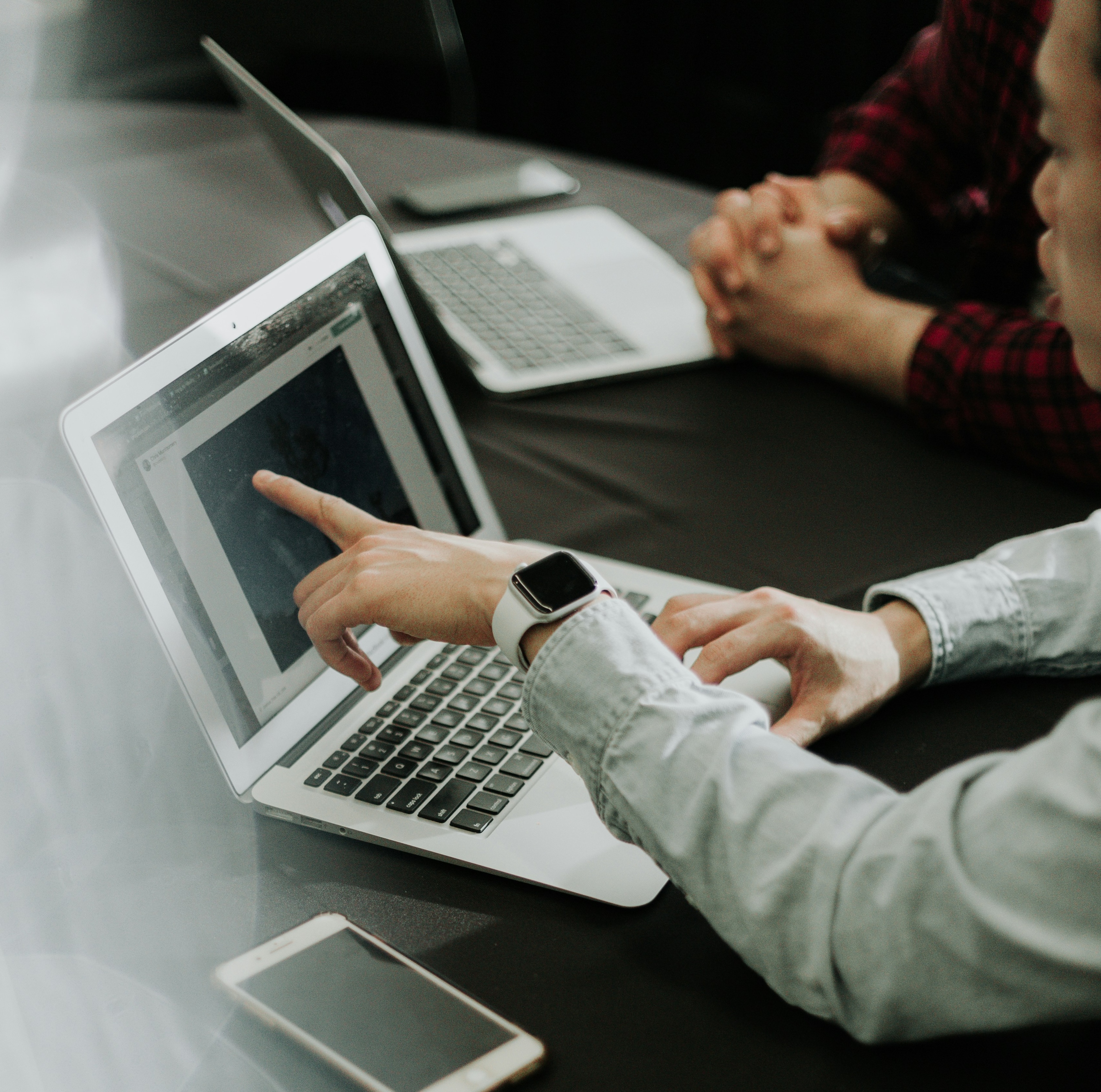 Business advisory meeting — Crestbridge Strategy corporate finance and strategic planning services