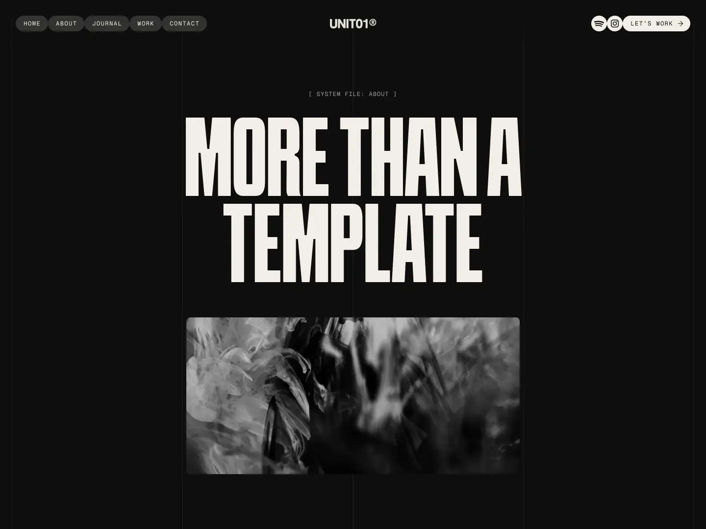 Webseite mit schwarzem Hintergrund zeigt großen Text 'MORE THAN A TEMPLATE' und verschwommenes schwarz-weiß Bild darunter.