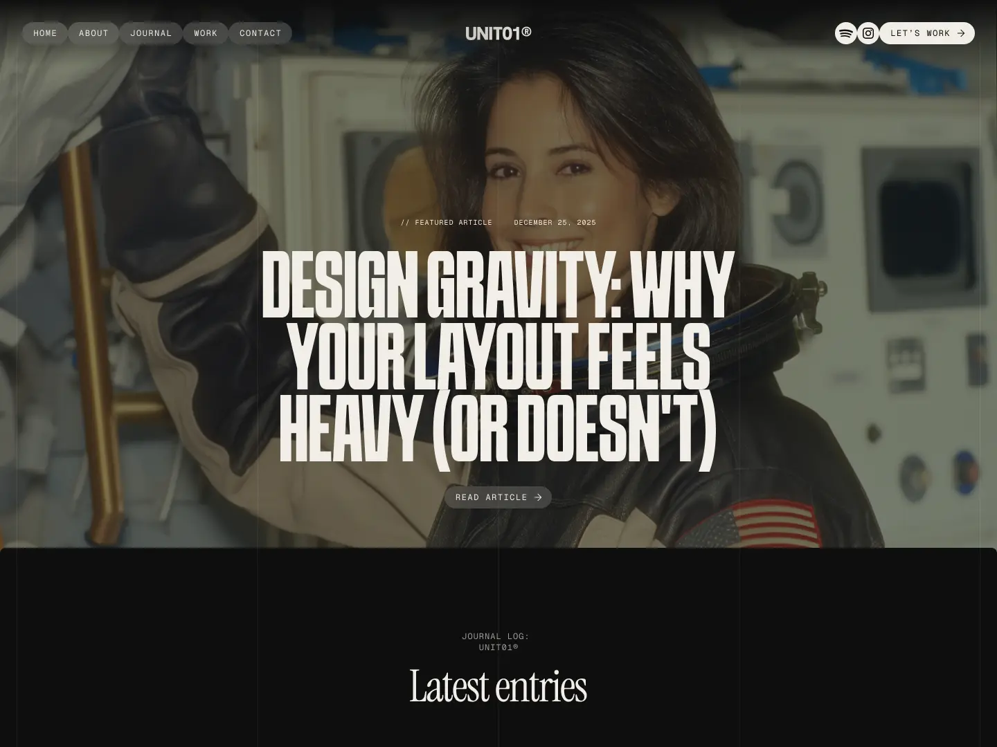 Frau in Raumanzug mit amerikanischer Flagge auf dem Arm vor einem technischen Hintergrund, überlagert von einem Artikeltitel zum Thema Design-Gravitation.