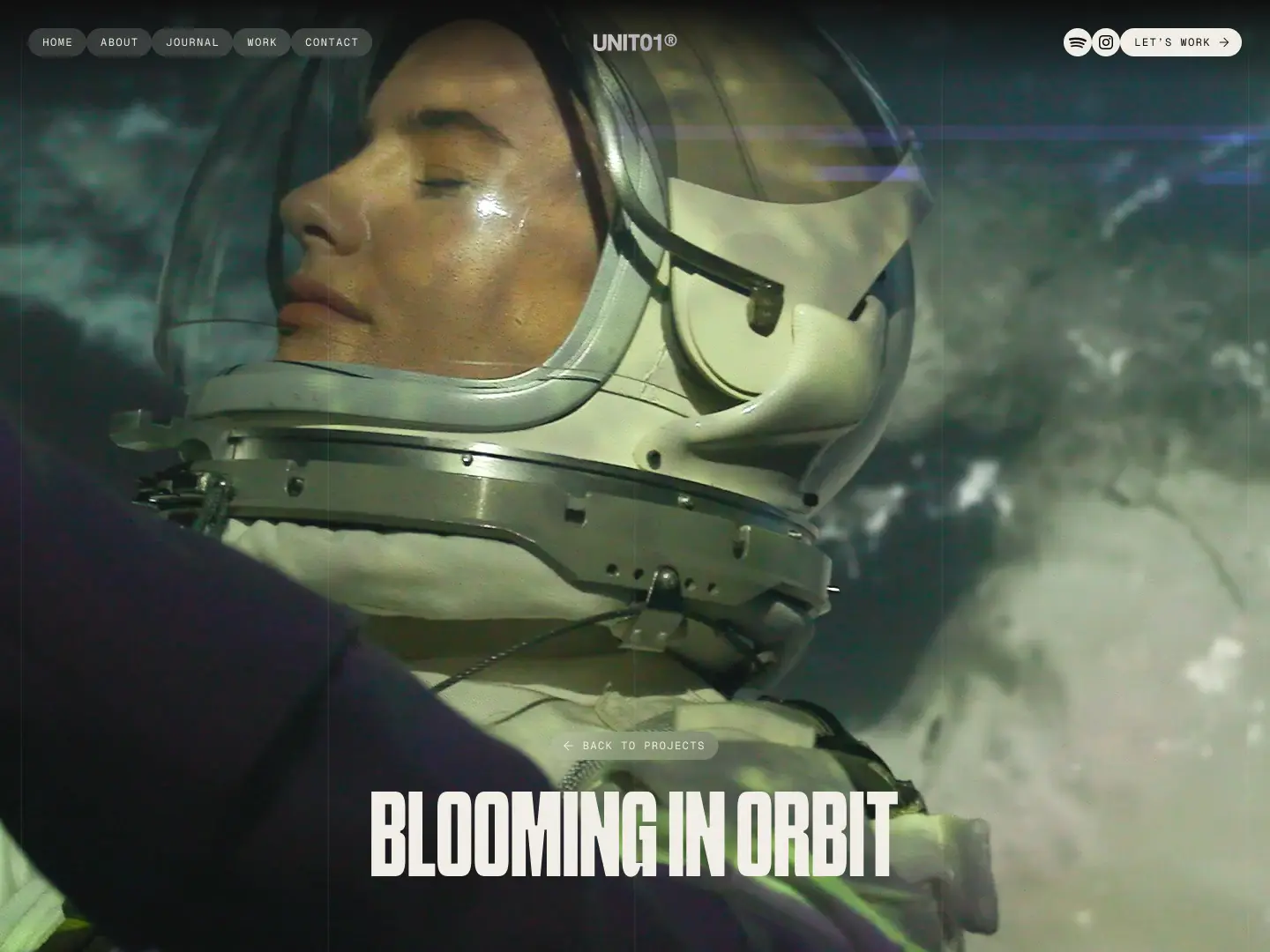 Frau mit geschlossenem Blick in einem Astronautenhelm vor der Erde im Weltraum.