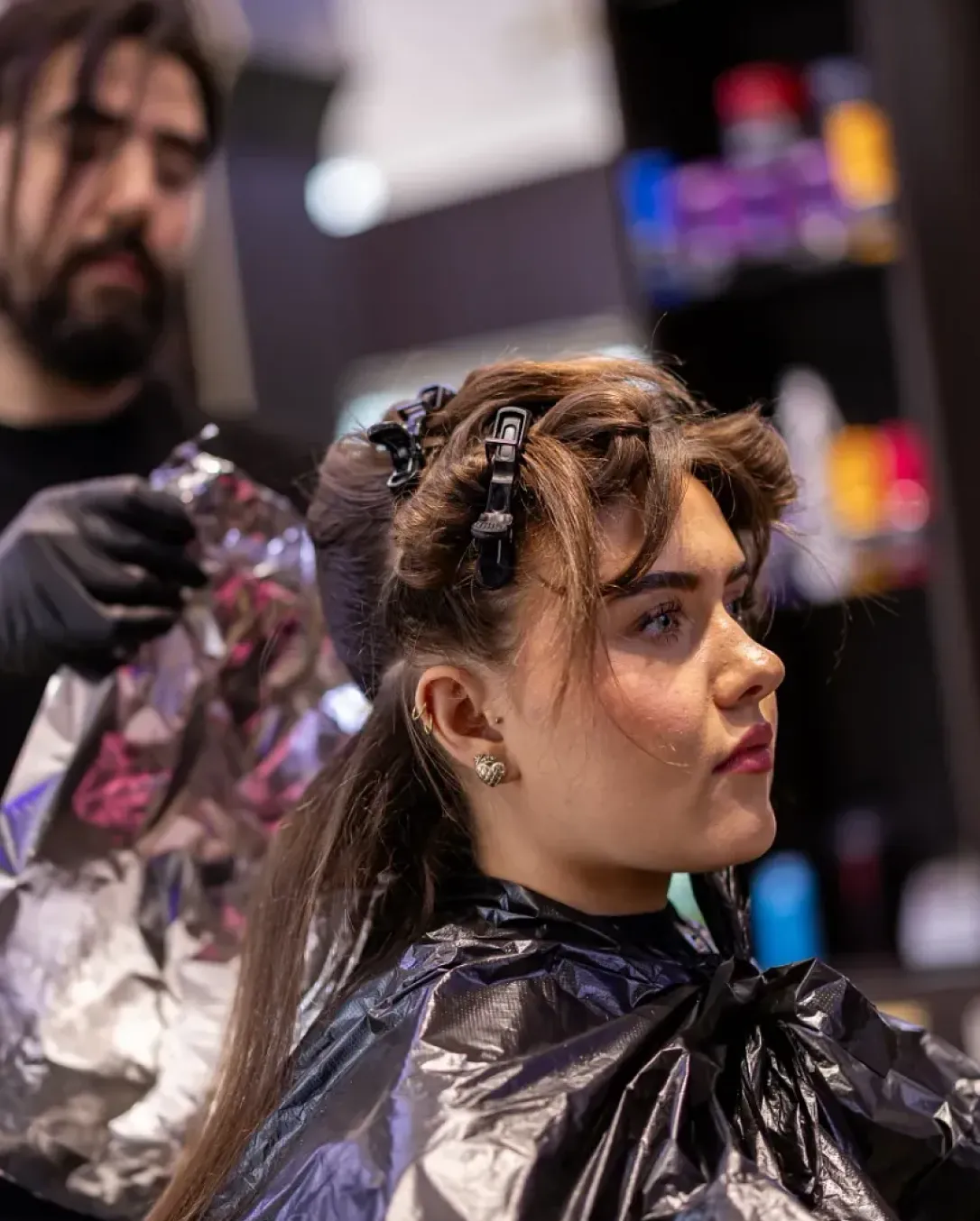 Haarfärbung bei einer Kundin im Friseursalon