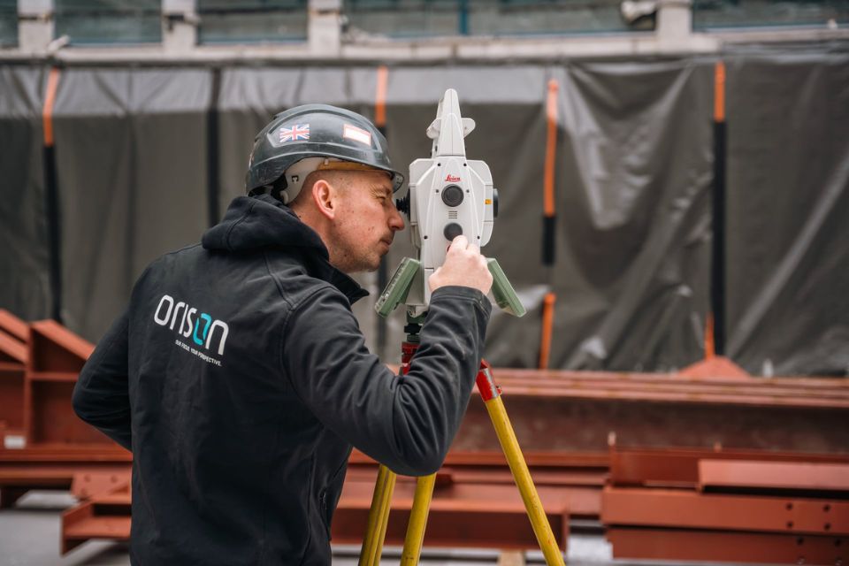 Landmeter expert dat een project opmeet in Brugge