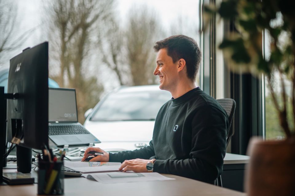 Werknemer van ORISON, bezig met het opmetingsplan.