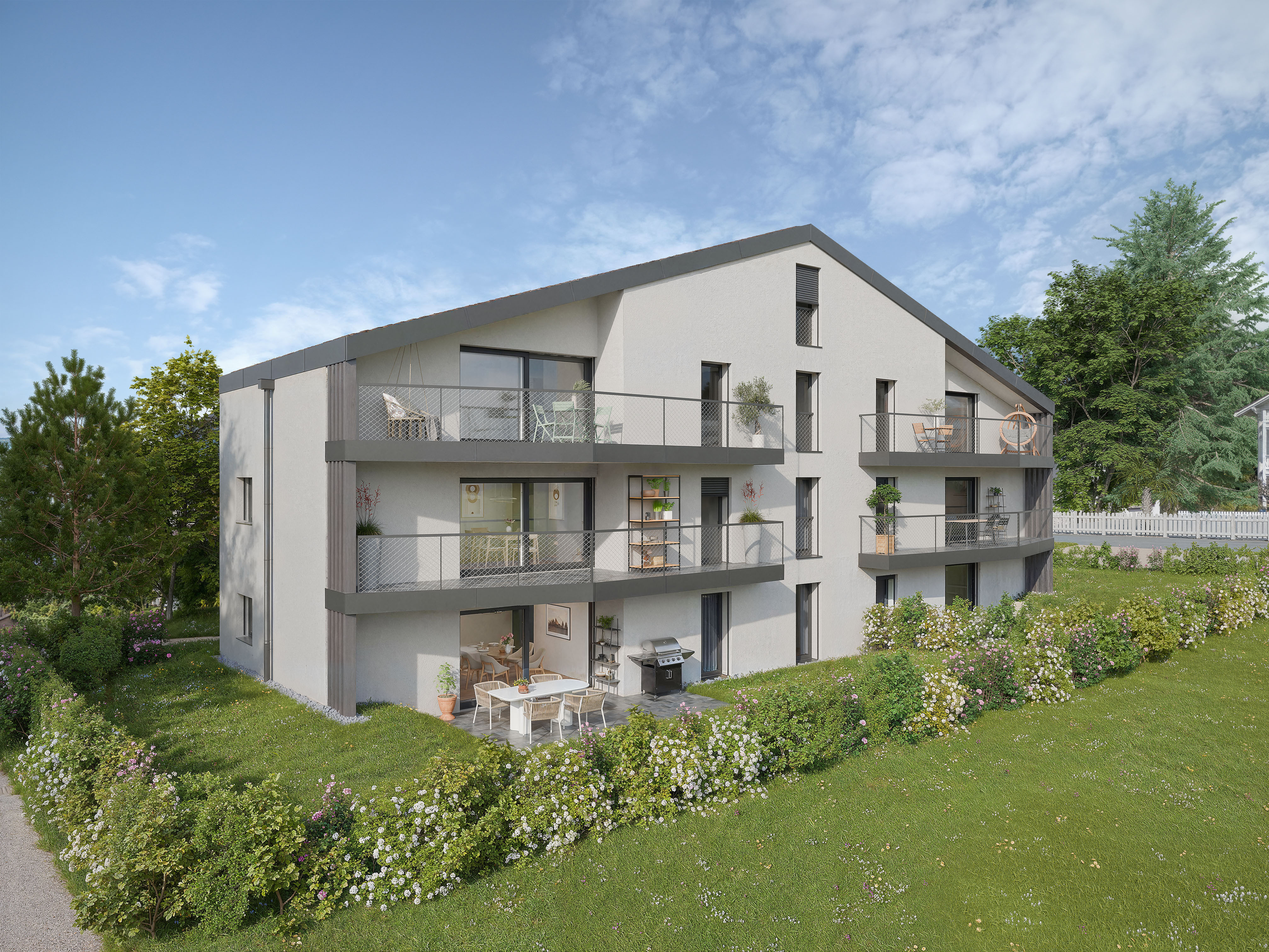 Immeuble résidentiel moderne de trois étages avec balcons et terrasse, entouré d'un jardin vert fleuri.
