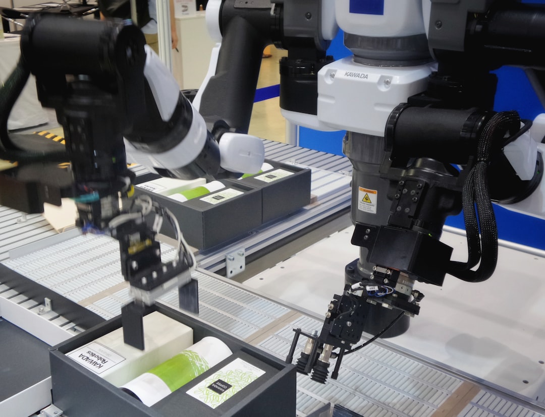 Industrieroboter mit Greifarmen verpacken weiße und grüne Flaschen in schwarze Kisten.