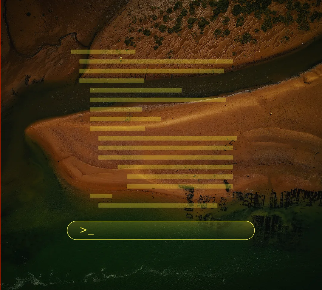 Vue aérienne d'une plage avec un graphique de code transparent surimposé, fond marin vert foncé et sable marron clair.
