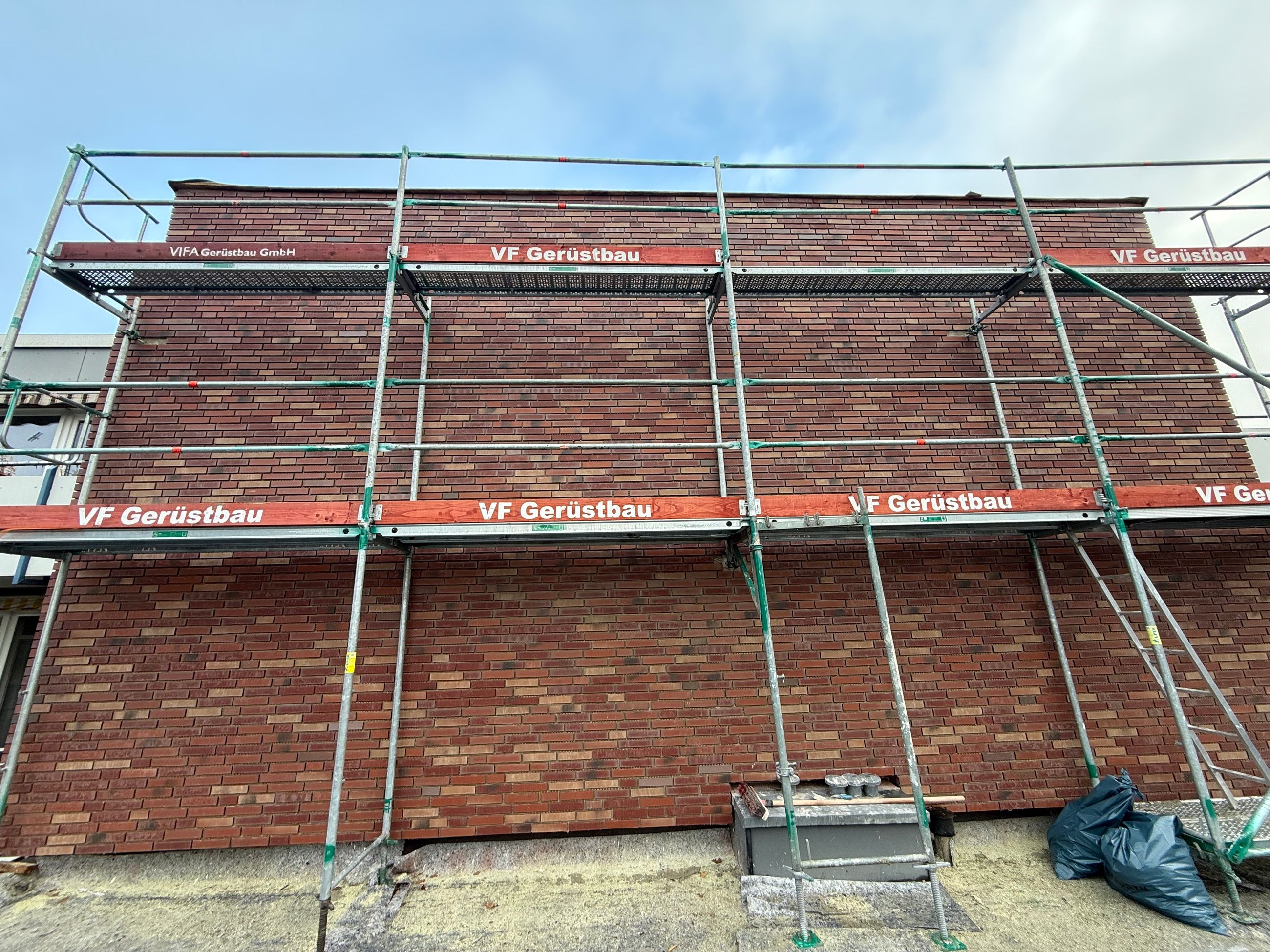 Fassade wird fachgerecht saniert, ausgebessert und für eine langfristige Instandhaltung vorbereitet