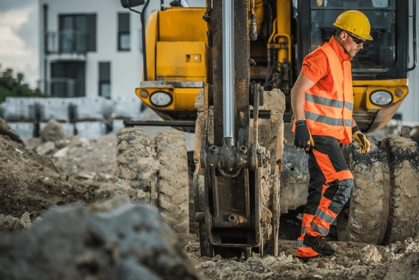 Bauleiter auf der Baustelle bei der Koordination von Bauabläufen und Handwerksarbeiten