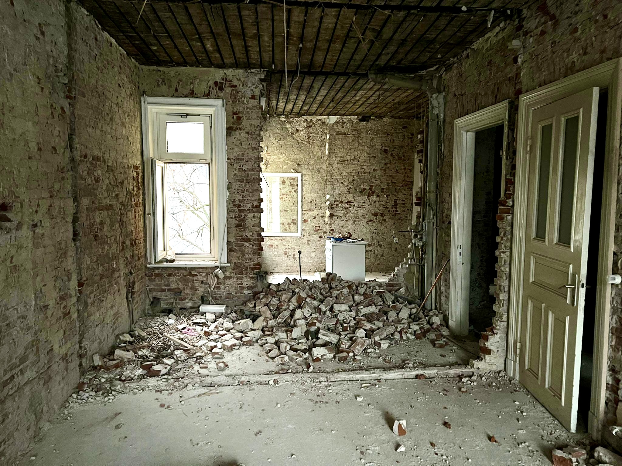 Entkernter Altbau Innenraum für Rohbau und Umbau mit freigelegten Wänden und vorbereitetem Boden