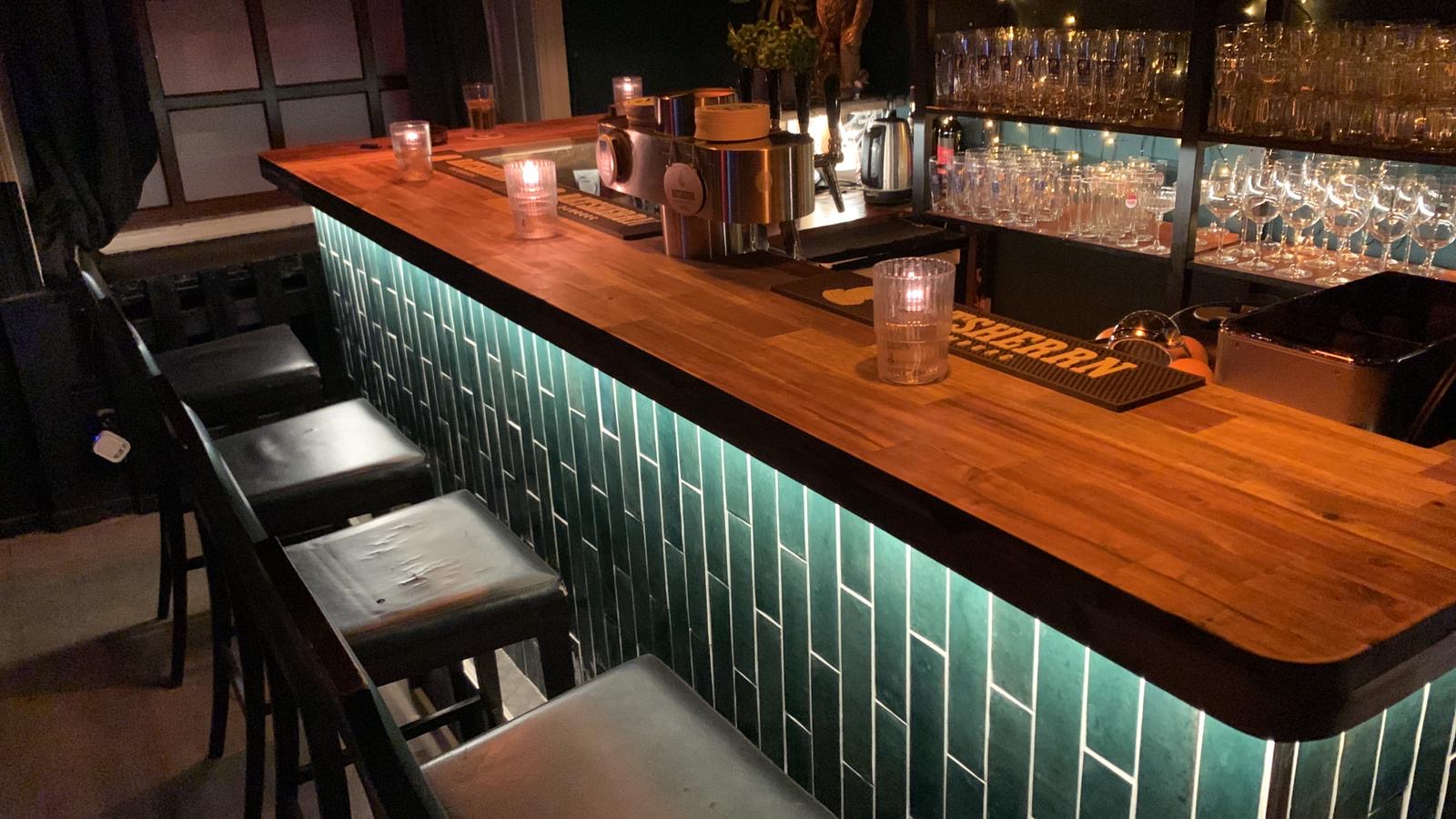 MFM Bau GmbH: Vertikale Fliesenverlegung mit LED-Beleuchtung für ein exklusives Interior Design in Hamburg.