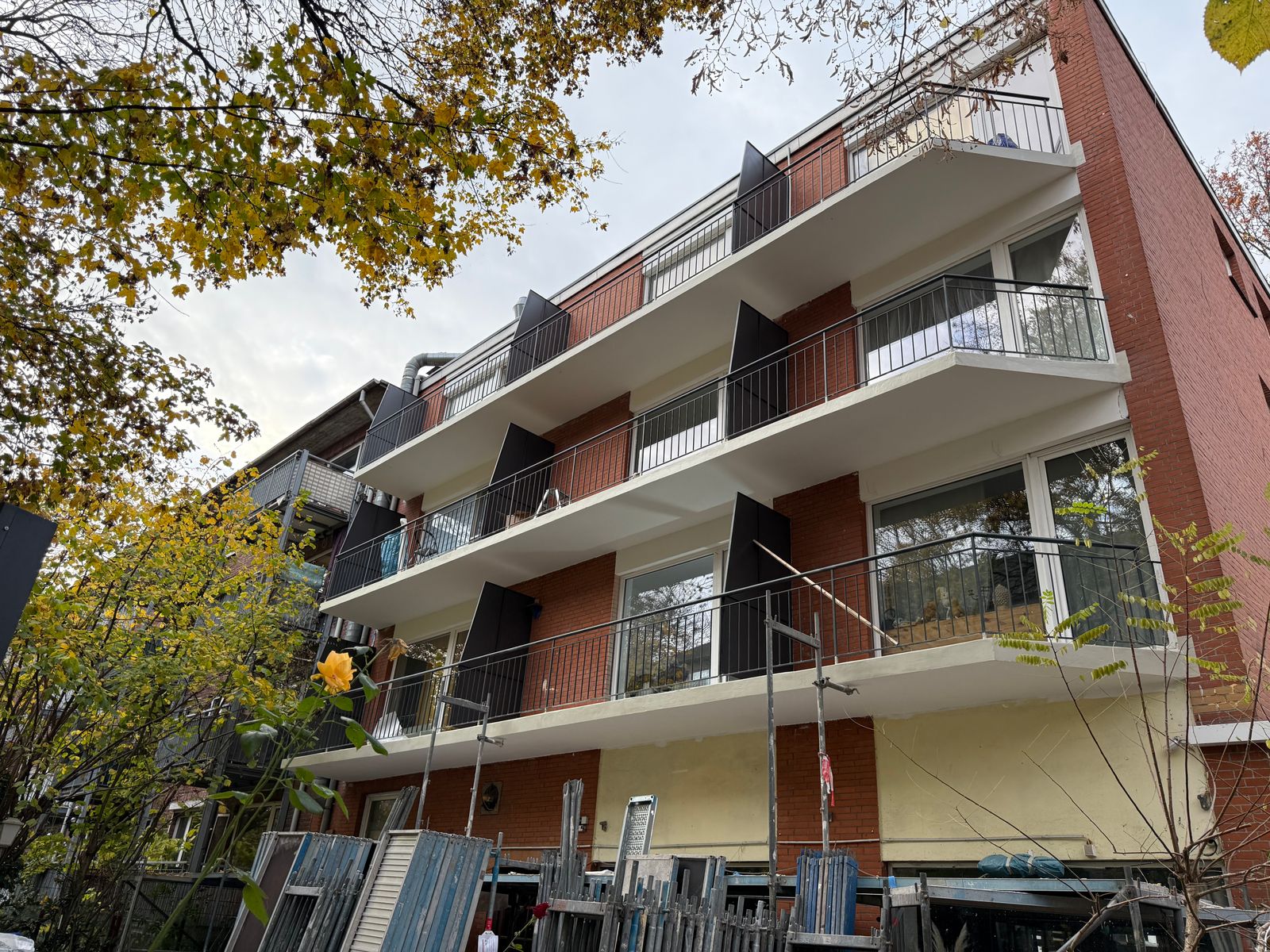 Fertiger Balkon an einem Wohnungsgebäude nach sauber ausgeführter Balkonsanierung mit modernem Abschluss
