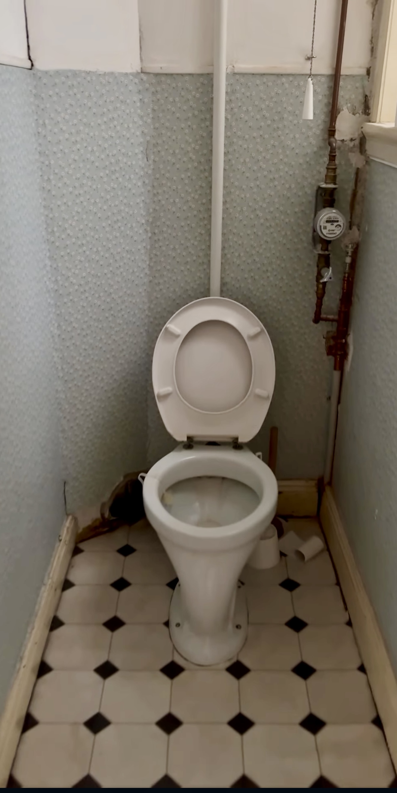 Altes WC vor der Badsanierung mit Bestandsfliesen und vorbereiteter Modernisierung