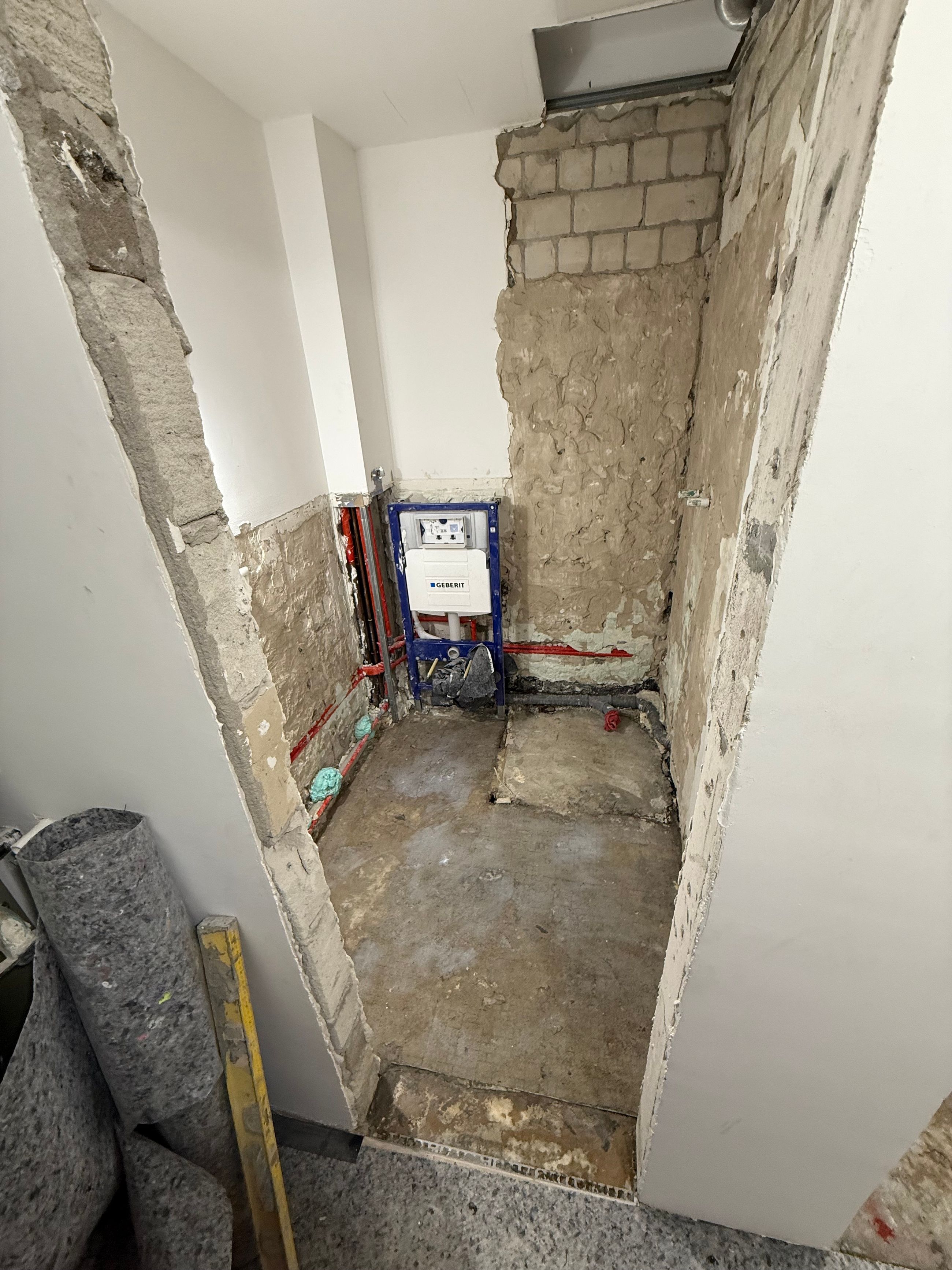 Bad vor der Sanierung mit freigelegten Wänden, Baustellenbereich und Vorbereitung durch MFM Bau GmbH