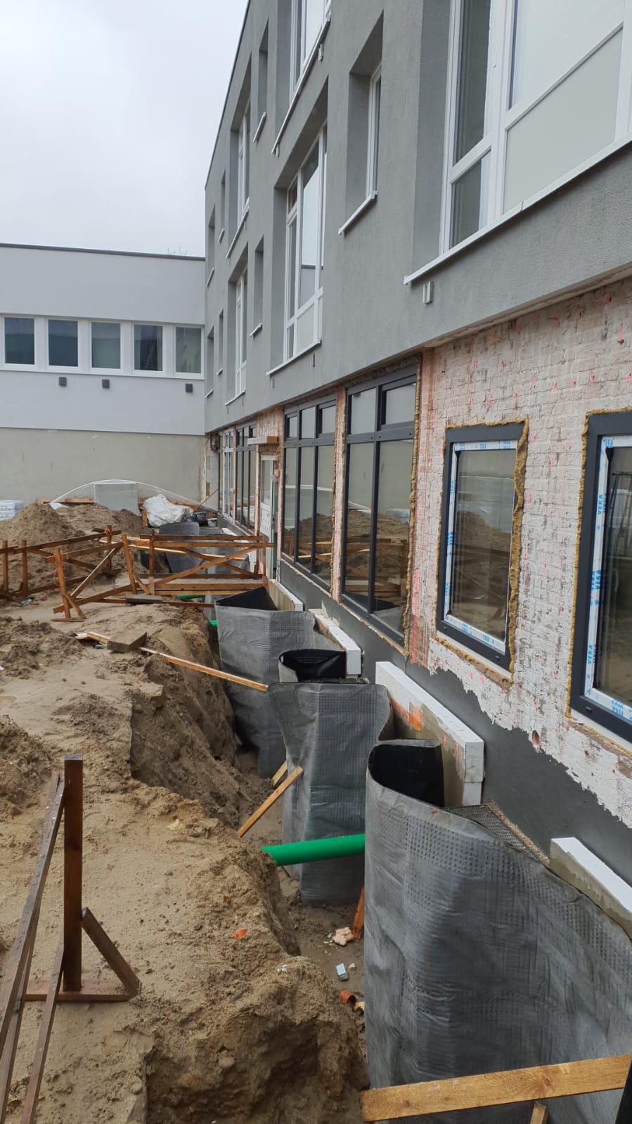 Außenabdichtung an der Gebäudewand mit freigelegtem Fundamentbereich durch MFM Bau GmbH