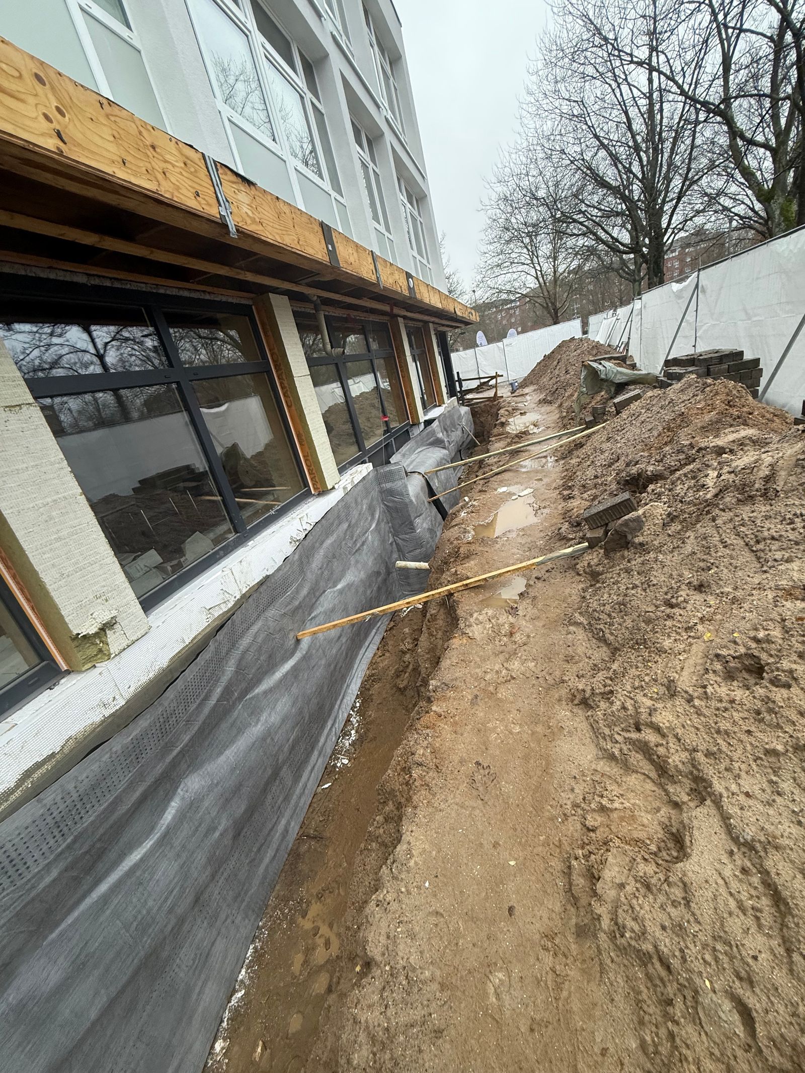 Freigelegte Außenwand für Bauwerksabdichtung, Drainage und Schutz vor eindringender Feuchtigkeit