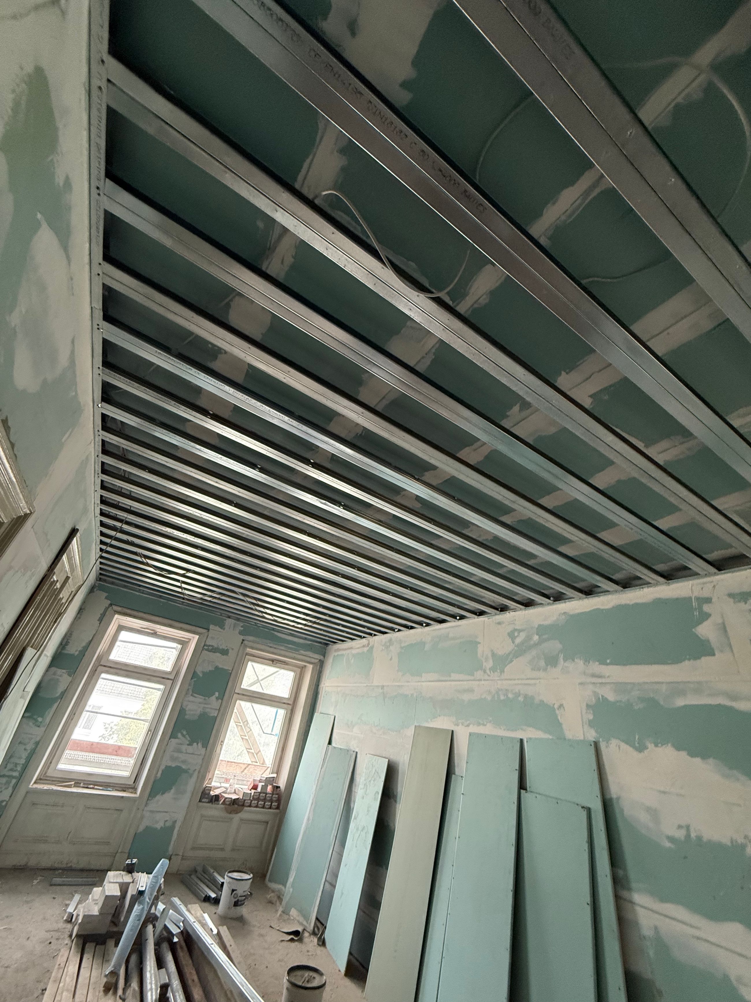 Dachgeschoss mit Trockenbau Decke, Metallprofilen und vorbereiteten Flächen für den Ausbau