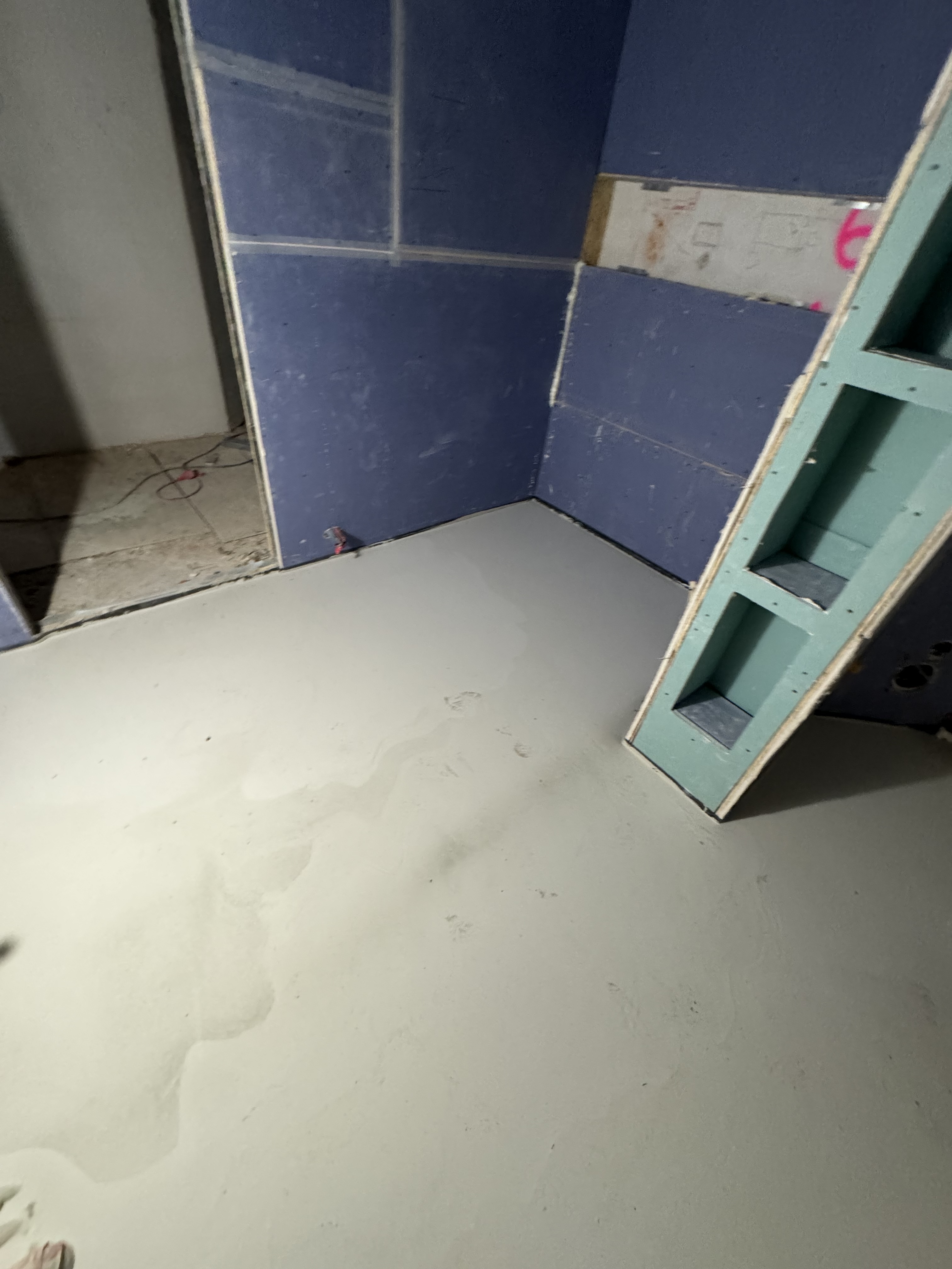 Vorbereiteter Bodenbereich im Innenausbau mit angrenzenden Trockenbauarbeiten und Wandflächen