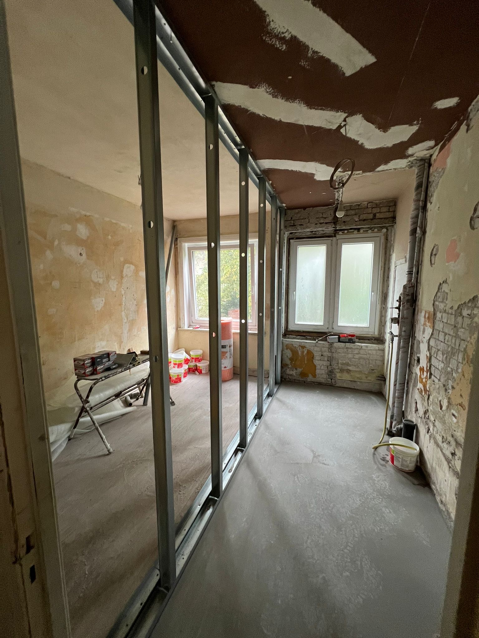 Trockenbau Ständerwerk im Innenraum mit vorbereiteten Wänden für Umbau und Modernisierung
