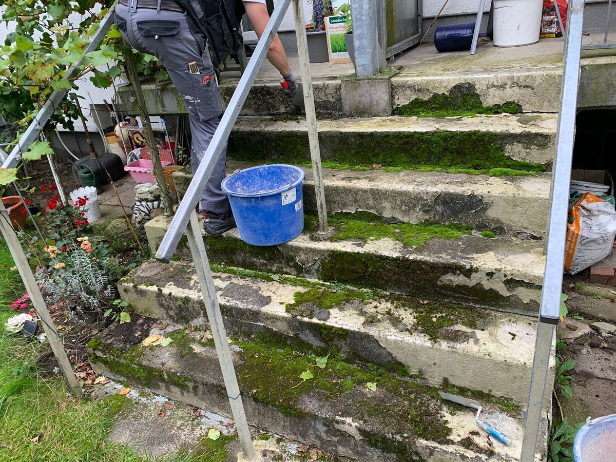 Alte Außentreppe vor der Sanierung mit sichtbaren Gebrauchsspuren und vorbereitetem Außenbereich