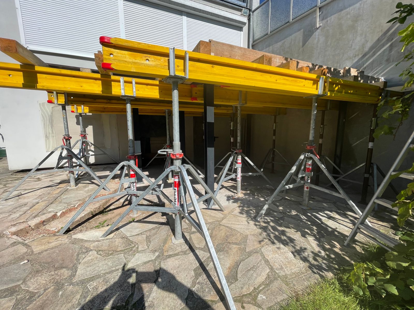Betonüberdachung an der Gebäudefassade während Sanierung und Umbau des Außenbereichs