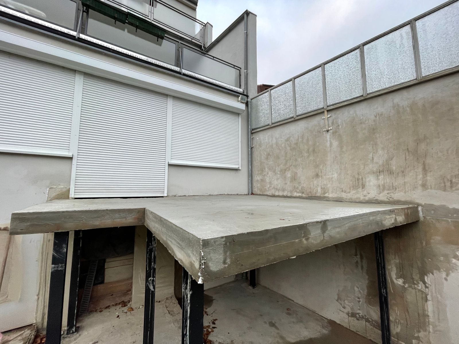 Betonüberdachung an der Gebäudefassade während Sanierung und Umbau des Außenbereichs