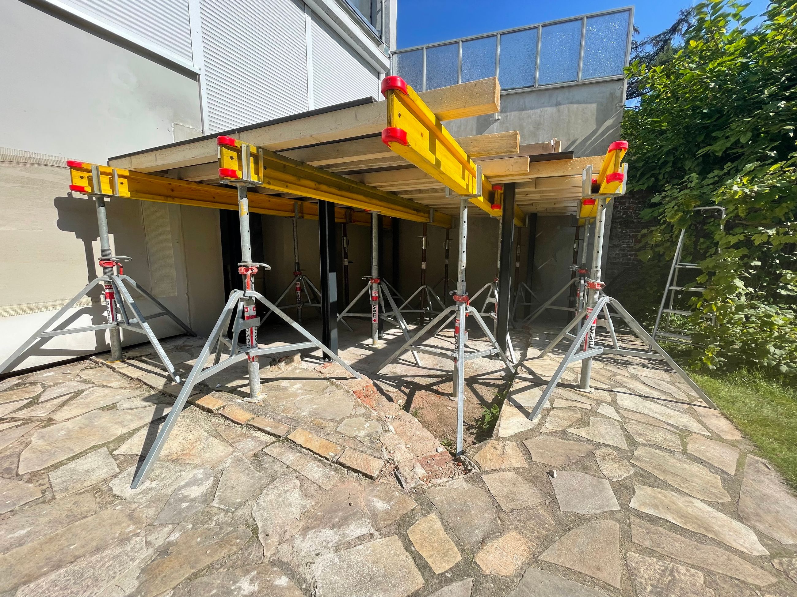 Terrassenkonstruktion mit Schalung und Stützen als Teil der Außenanlagen Sanierung durch MFM Bau