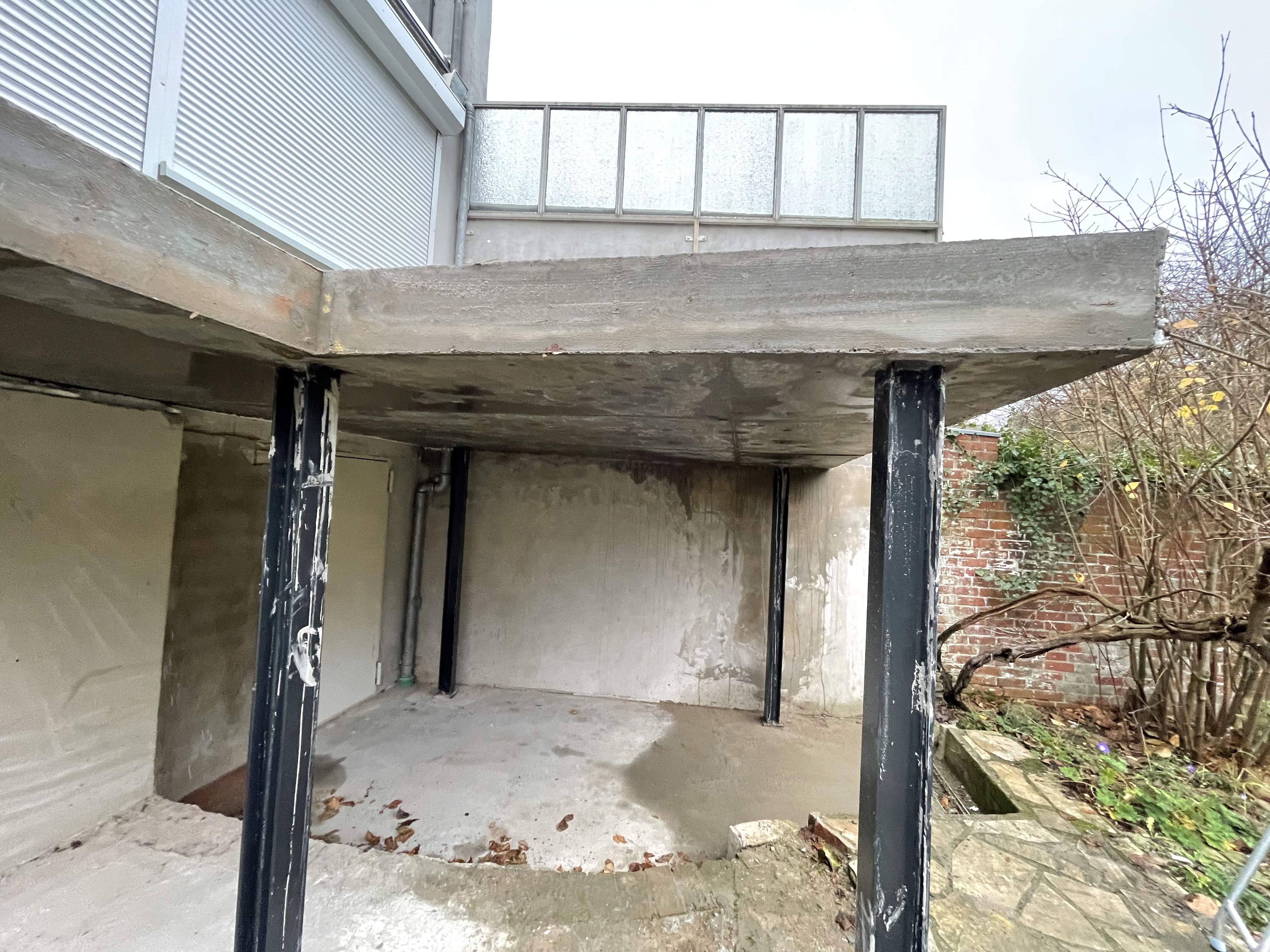 Überdachter Außenbereich während Umbau und Sanierung mit vorbereiteter Terrassenfläche