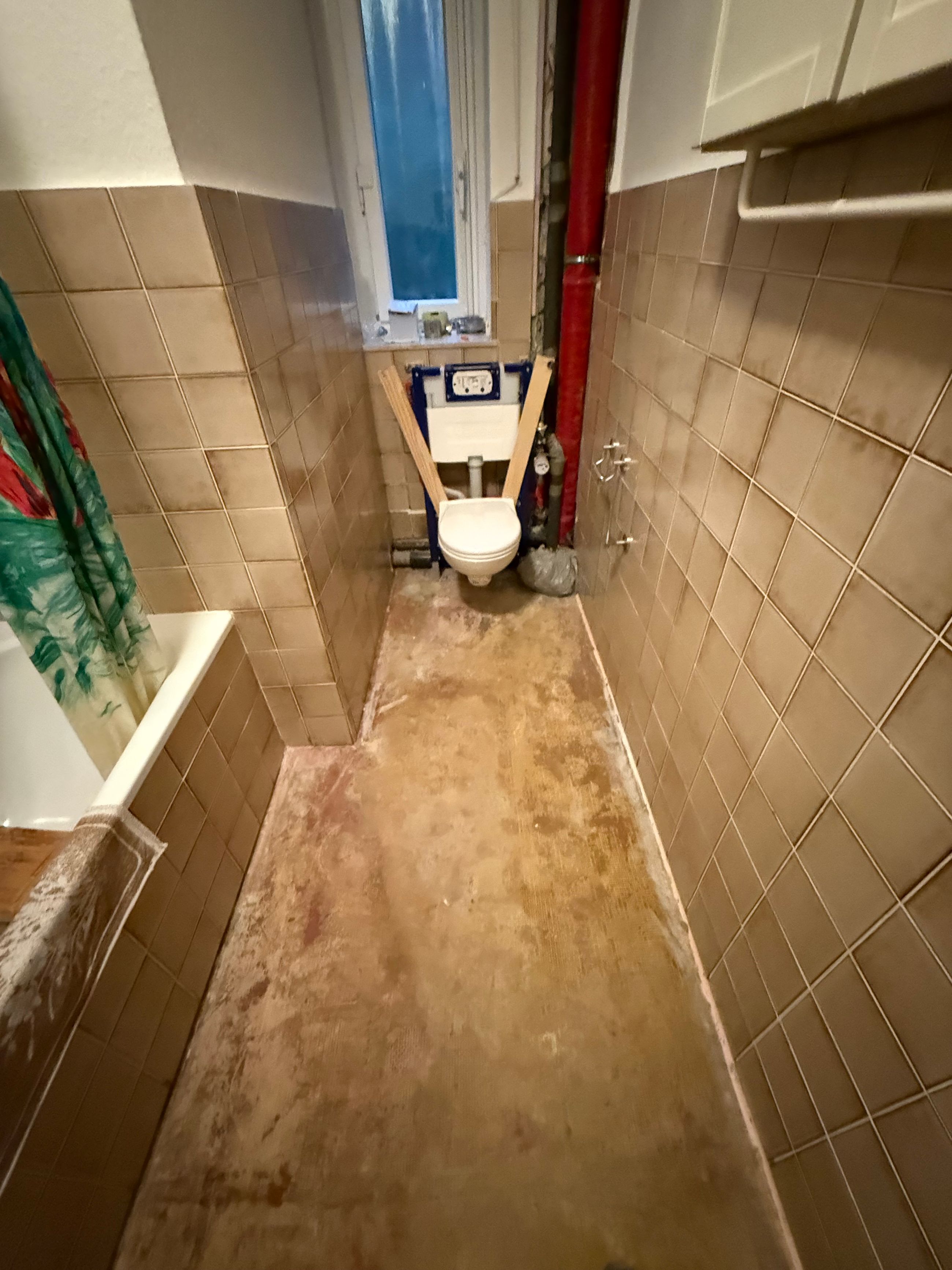 Badboden nach Wasserschaden mit freigelegter Fläche als Vorbereitung für Trocknung und Sanierung