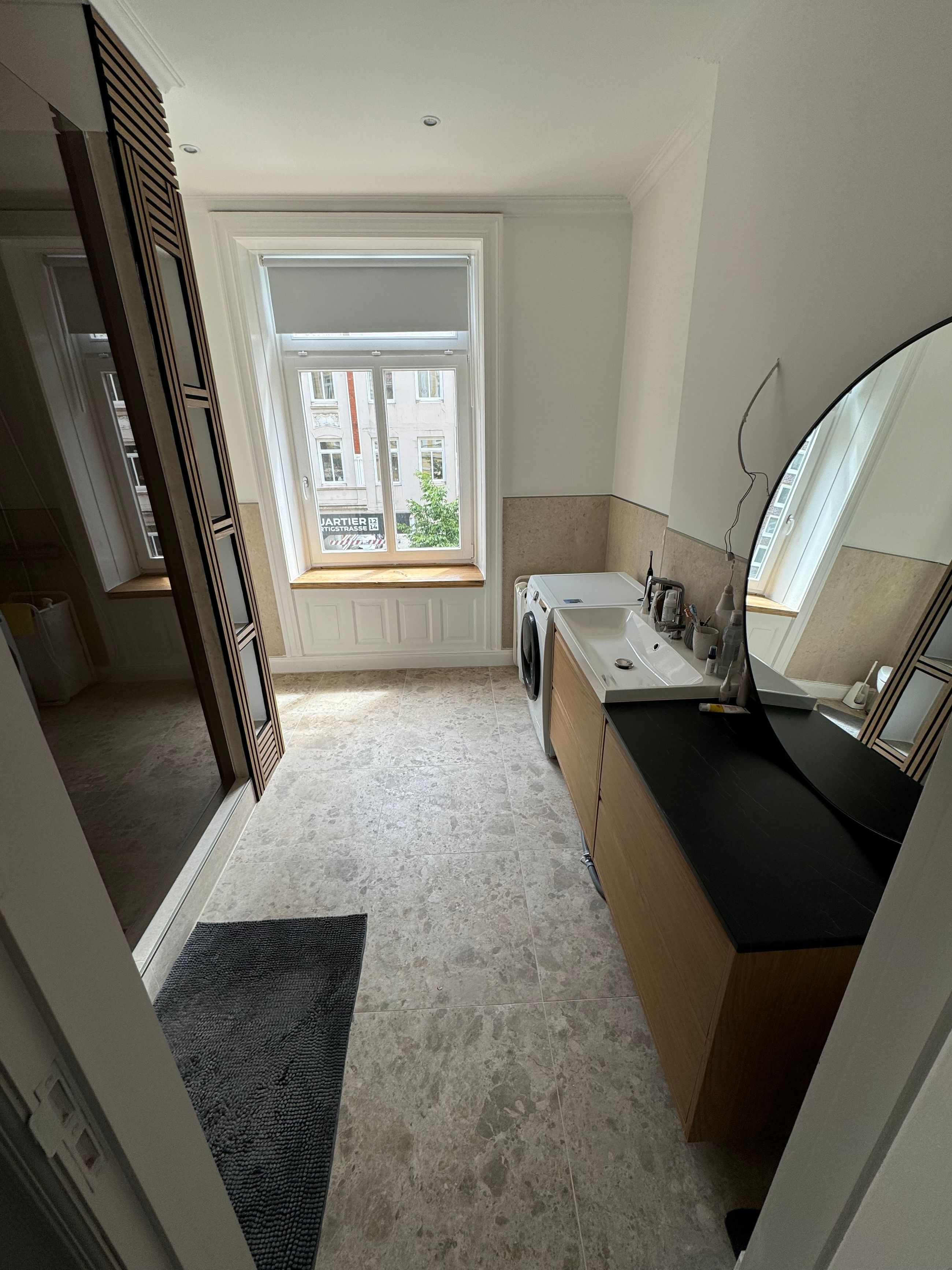 Modernes Badezimmer mit hochwertiger Ausstattung und sauber ausgeführter Badsanierung